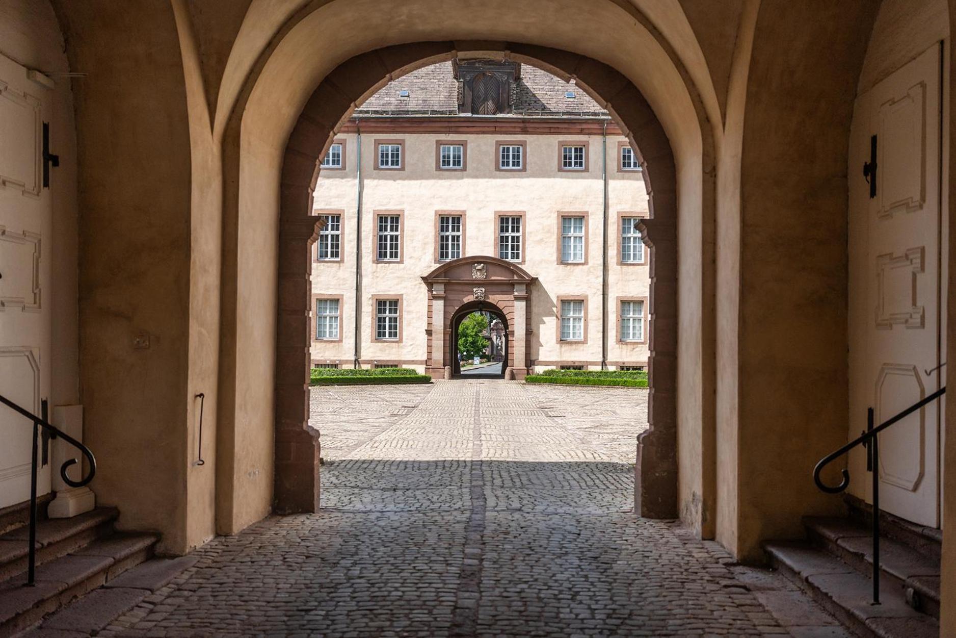 Luxus Wohnen Im Schloss Corvey Fuer 1-6 Gaeste Im Unesco Weltkulturerbe Hoexter Weserbergland Free W-Lan Parken Netflix Fuer Familien Paare Und Geschaeftsreisende Inkl Handtuecher Seife Nintendo Switch Uvm Ngoại thất bức ảnh